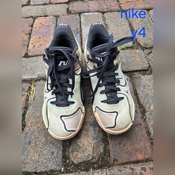 Men's Mizuno Black and Cream Athletic Shoes - Picture 1 of 5
